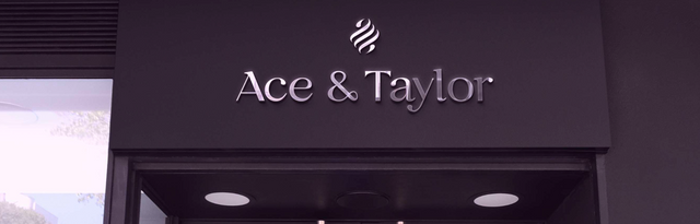 De gevel van de Ace & Taylor winkel met een mooi chrome logo.