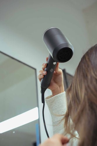 Die richtige Art, Haare zu föhnen, für immer schönes Haar - Ace & Taylor