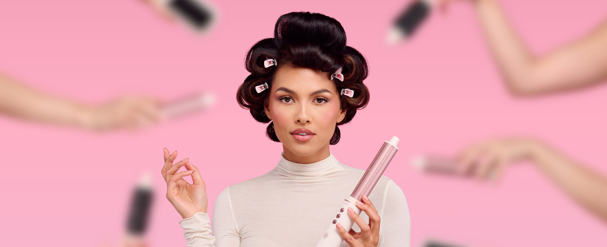 vrouw met watergolf houdt roze airstyler vast, banner met stylingtools op achtergrond
