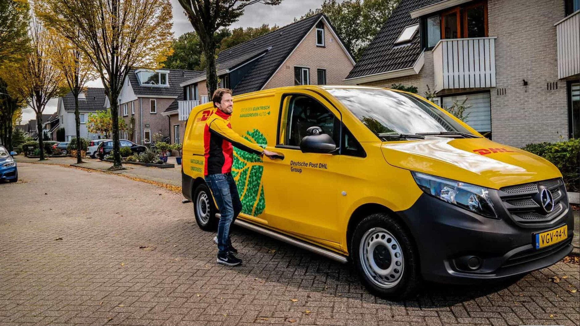 Het vertrouwde DHL-logo met de belofte: Morgen in huis in Nederland met Ace & Taylor. Snel, betrouwbaar en moeiteloos je haarstylingtools ontvangen.