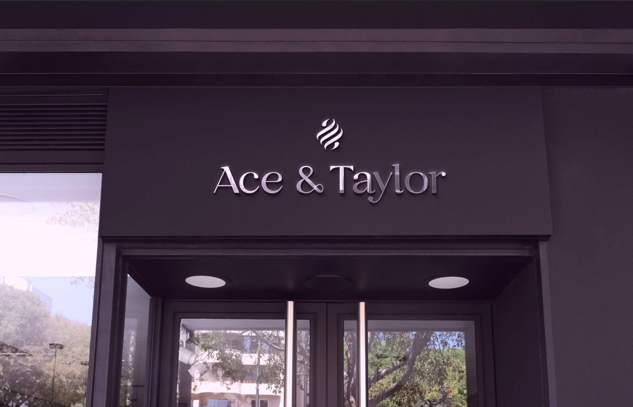 De gevel van de Ace & Taylor winkel met een mooi chrome logo.